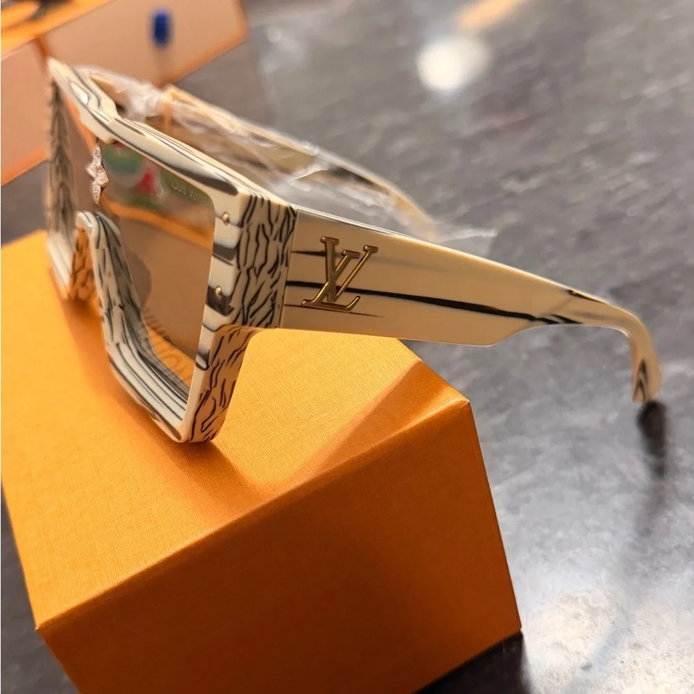 Louis Vuitton cyclone zebra Sunglasses W - Picture 2 of 5